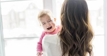حمل الطفل عند البكاء