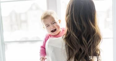 حمل الطفل عند البكاء