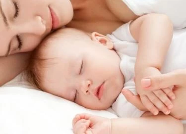متى ينتظم نوم الرضيع