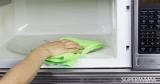 أسهل طريقة لتنظيف الميكروويف من الداخل