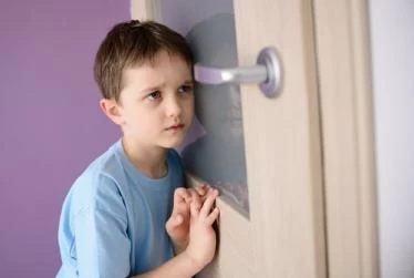 ماذا أفعل إذا رأى الطفل والديه خلال العلاقة الحميمة