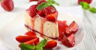 عمل حلويات بالفراولة