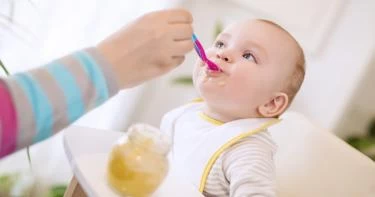 إدخال الطعام للطفل الرضيع