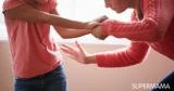 أضرب طفلي أمام الناس.. هل يؤثر ذلك عليه؟