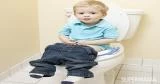 كيف أعوِّد ابني على التبول جالسًا؟