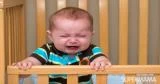 5 أسباب تجعل طفلكِ الرضيع يكره سريره