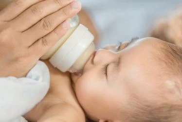 أسباب استفراغ الرضيع بعد الحليب الصناعي