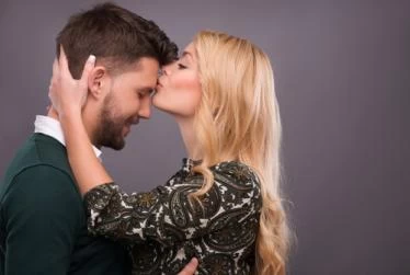 مواضع لتقبيل الزوج
