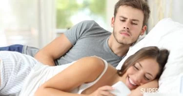 تأثير الهاتف المحمول على العلاقات الزوجية