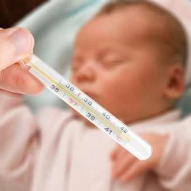 أسباب ارتفاع حرارة الرضيع في الشهور الأولى