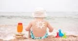 4 زيوت طبيعية استخدميها كواقي من الشمس للأطفال