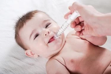 السن المناسبة لإعطاء الحديد للرضع