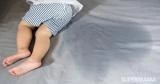 8 طرق ليتوقف طفلك عن التبول ليلًا