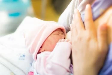 متى ينزل الحليب بعد الولادة القيصرية