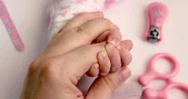 قص أظافر الأطفال