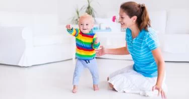 أضرار مشي الطفل على أصابعه
