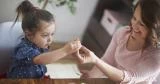 كيف أتأكد من حصول طفلي على كفايته من الطعام يوميًا؟