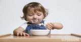 8 نكهات طبيعية تحبب طفلك في الزبادي