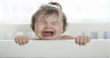 أسباب فزع الرضيع أثناء النوم