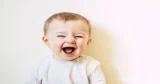 كيف تتغير مشاعر طفلك حسب عمره؟
