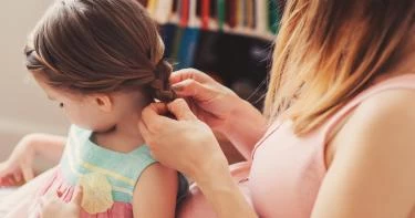 أَضرار ربط شعر البنات للخلف