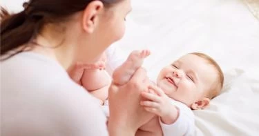 الروتين اليومي للعناية بالرضيع في الشهور الأولى