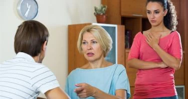 كيفية التعامل مع أم الزوج المتسلطة