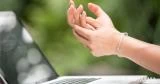هل تدل رعشة اليدين على مشكلة مرضية؟