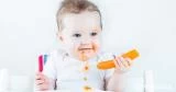 اتركي طفلك يتناول الطعام بأصابعه لهذه الأسباب