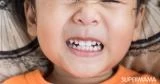 أسباب جز طفلك على أسنانه خلال النوم وعلاجه