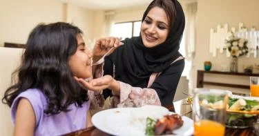 آداب الطعام للأطفال
