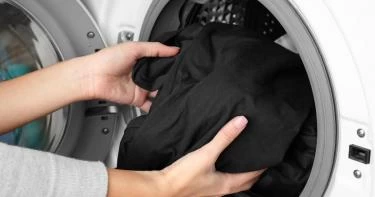 طريقة غسل الملابس السوداء