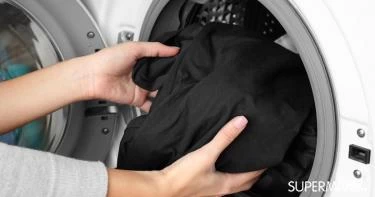 طريقة غسل الملابس السوداء