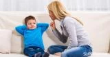 كيف تتعاملين مع تصرفات صغيرك غير اللائقة أمام الآخرين؟