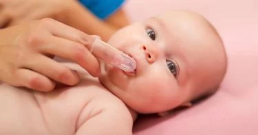 خطوات للعناية بفم رضيعك قبل التسنين