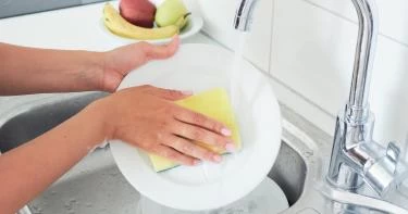 طريقة عمل سائل تنظيف الصحون